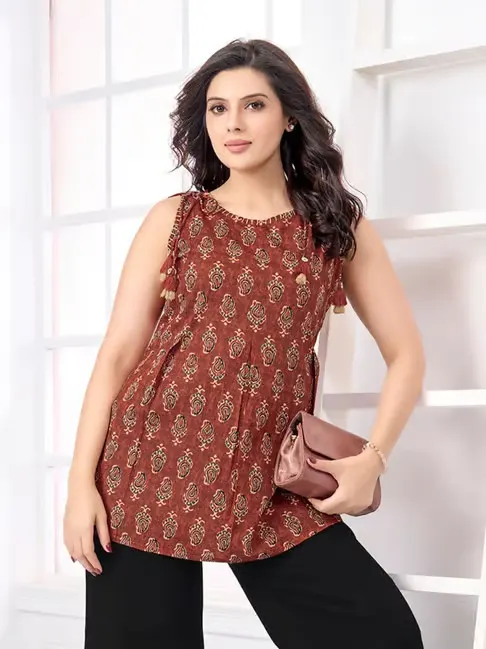 Stylish Women’s Knit Top with Contrast Detailing